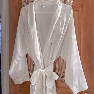 SOLD✌🏼Oscar De La Renta vintage silky white robe